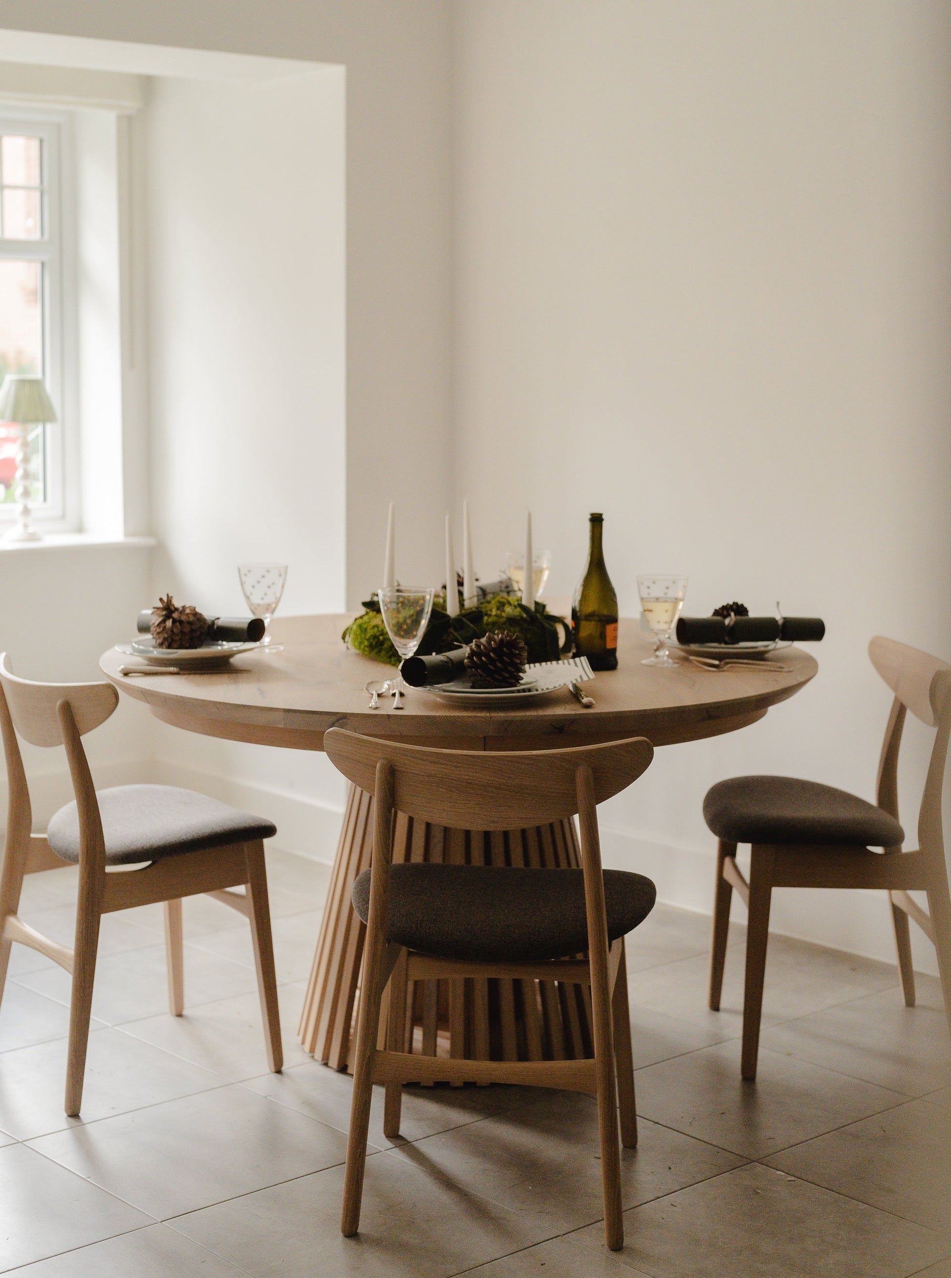 Vivien Extendable Round Dining Table in Cotton Oak