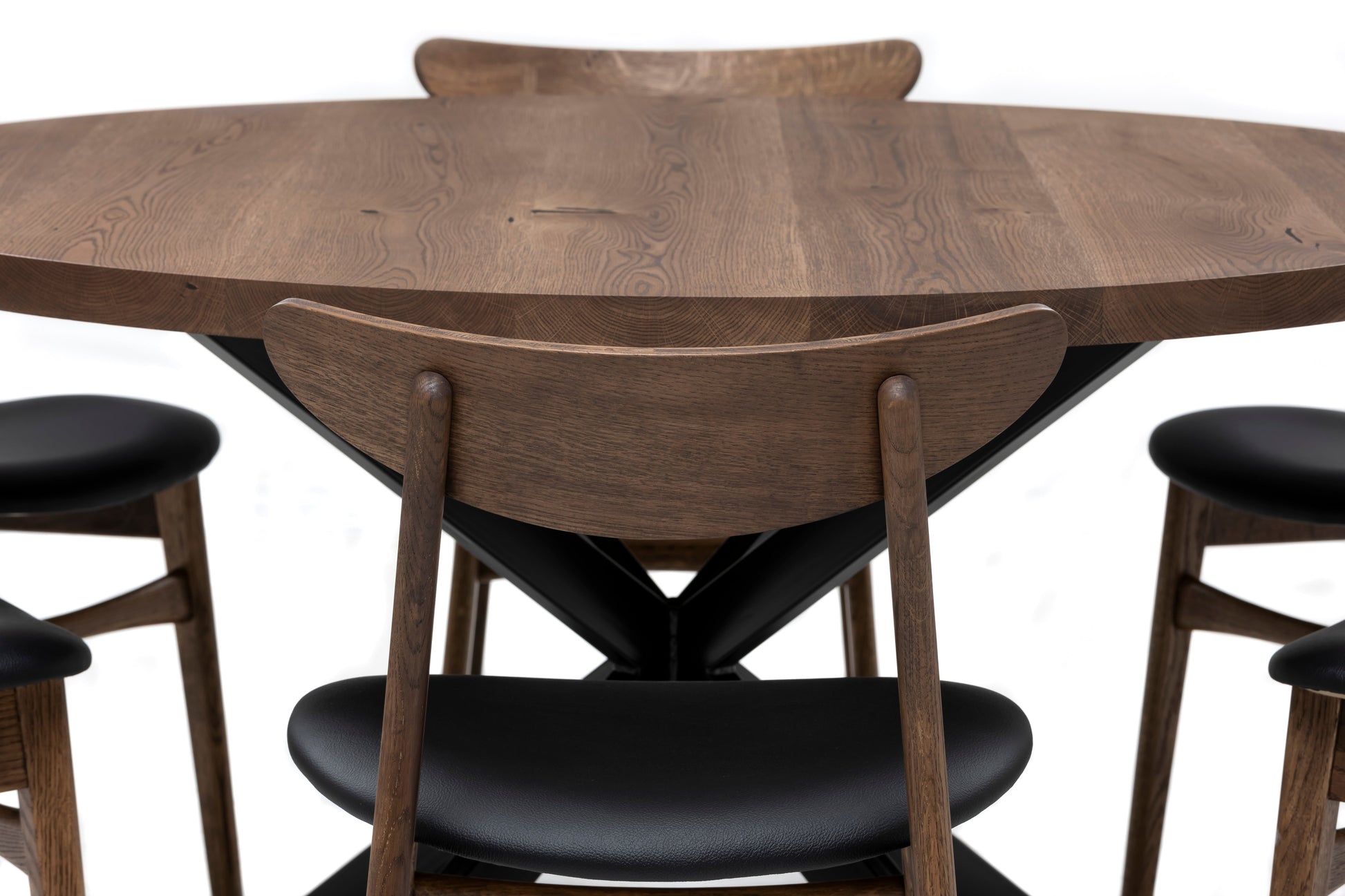 Beatrice Extendable Round Dining Table in Chocolate Oak | S10Home
