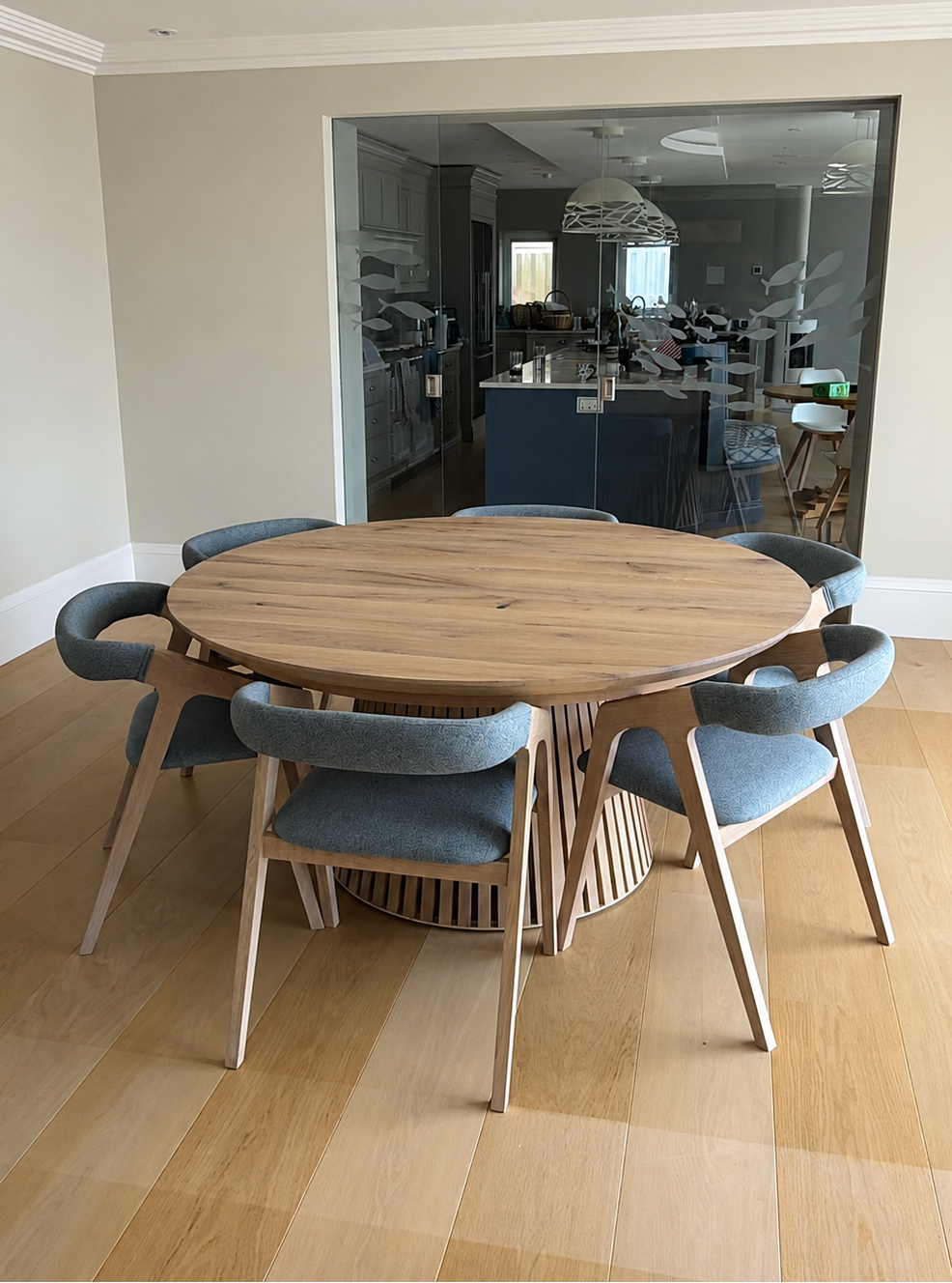 Vivien Extendable Round Dining Table in Cotton Oak 